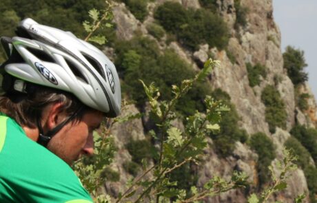 Mountainbiker Italien vor Felswand im Naturschutzgebiet
