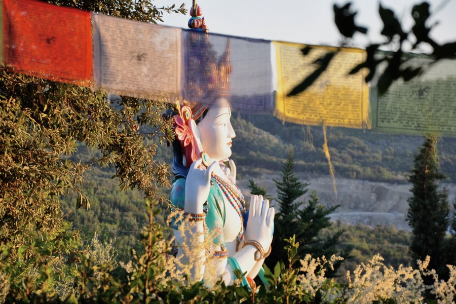 Meditation Toskana Buddhismus Statue und Fahnen