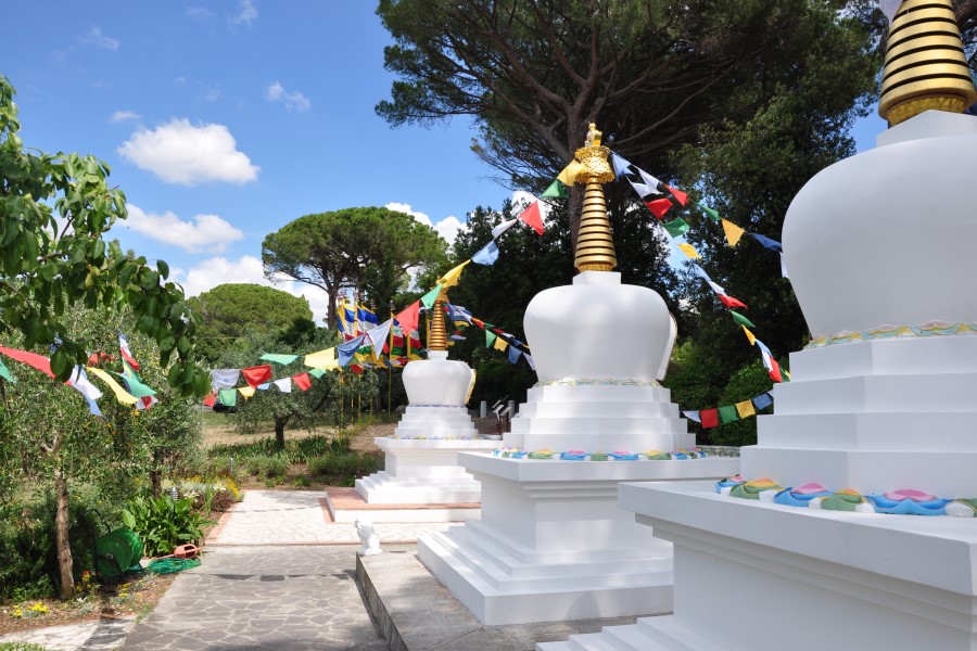 Meditation Toskana Buddhismus Stupa und Fahnen