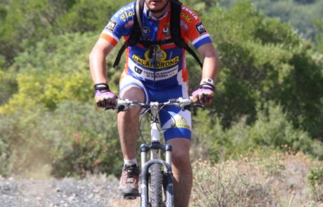 Mountainbiker auf Schotterweg im Naturschutzgebiet Toskana