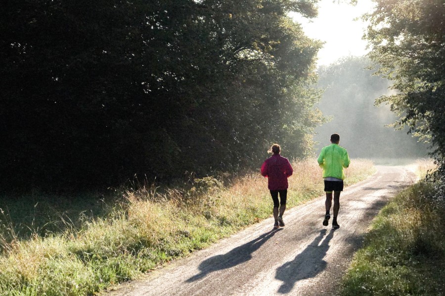Bewegung Toskana Jogging auf Feldweg im Wald