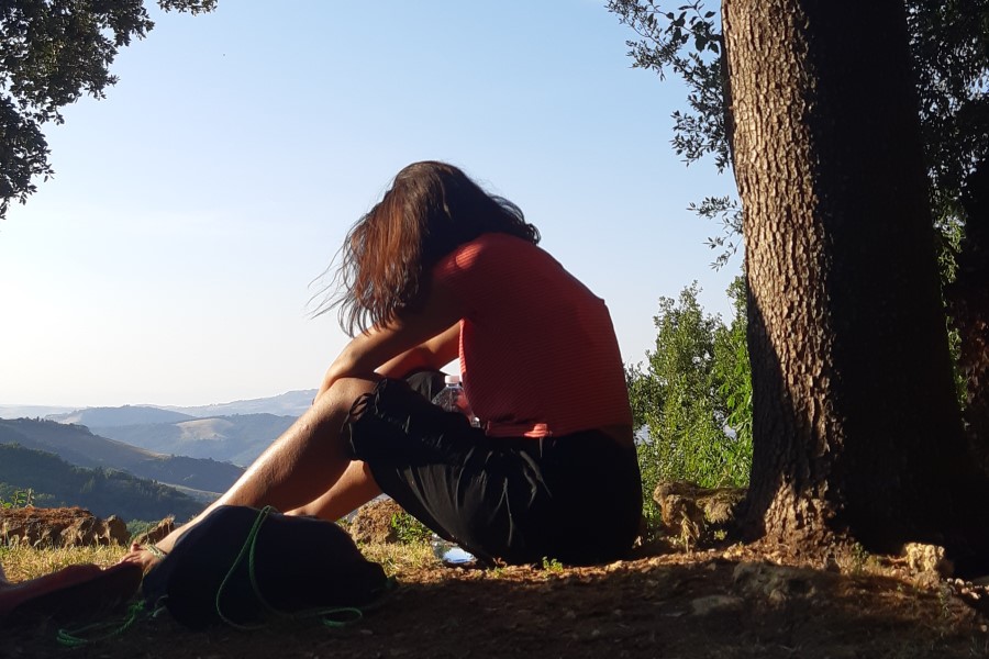 Meditation Toskana unter Baum ruhige Hügel