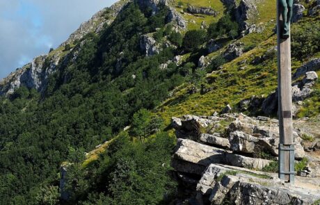 Wandern Italien Gipfelkreuz in den Bergen