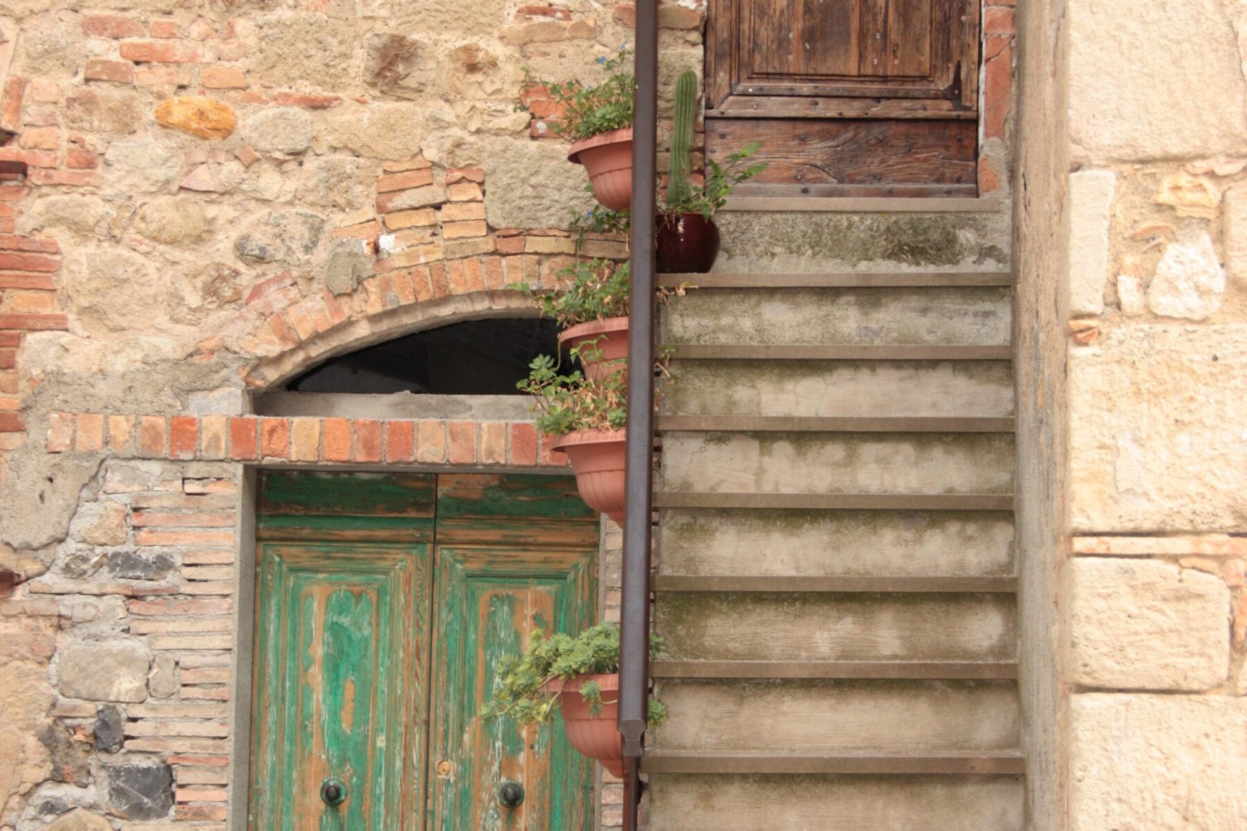Pomarance Pisa antike Treppe und Tür an Steinhaus
