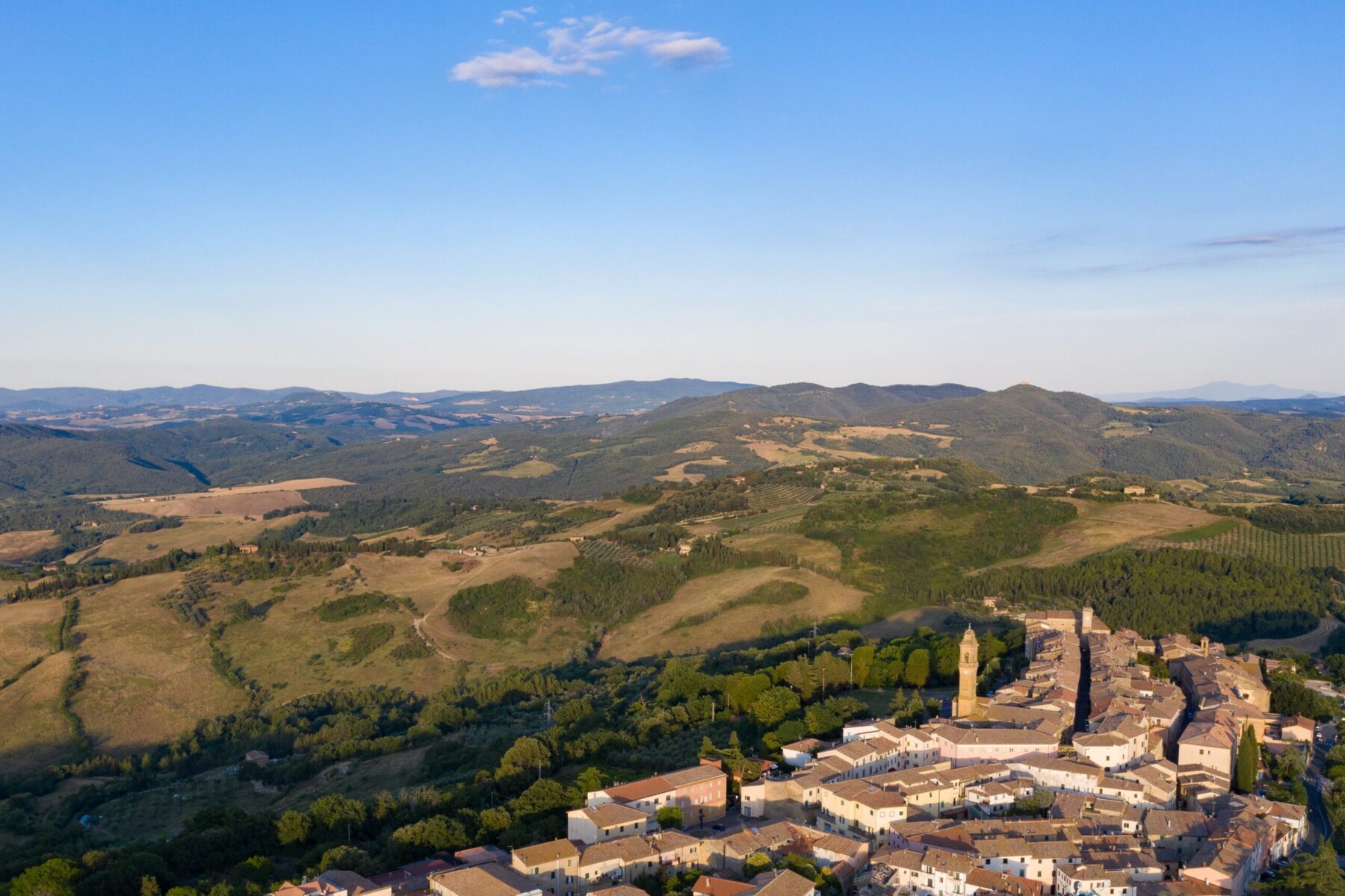 Italien schöne Orte Pomarance Luftbild