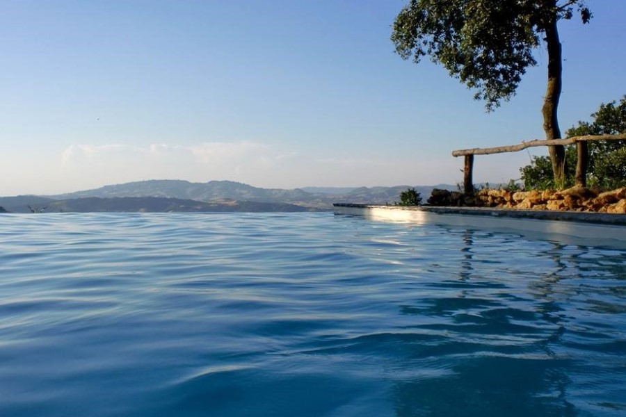 Bewegung Toskana Pool mit Blick auf Volterra