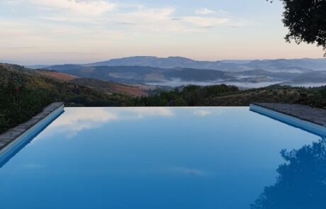 Ferienhaus mit Pool Toskana Landschaft Hügel mit Nebel