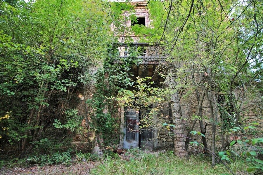 Ruine Toskana altes Haus im Wald Casa Stregata Pomarance