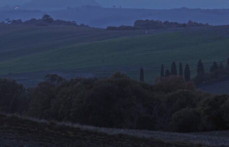 Toskana Landschaft Volterra und Zypressen bei Sonnenuntergang