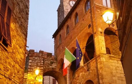 Toskana Stadt Rathaus und Stadttor aus Mittelalter
