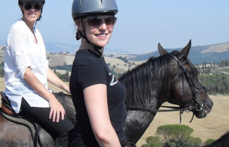 Reiten Toskana Mädchen auf Pferd Landschaft