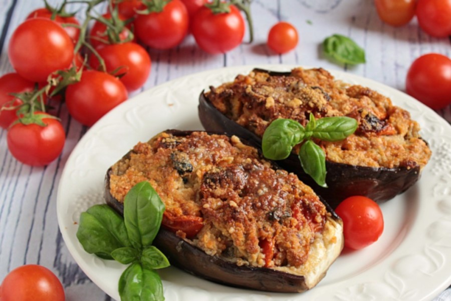 Küche Toskana Italien gefüllte Auberginen überbacken