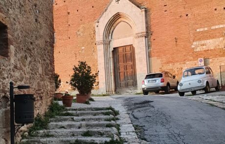 Toskana Stadt Montepulciano Fiat 500 vor Kirche