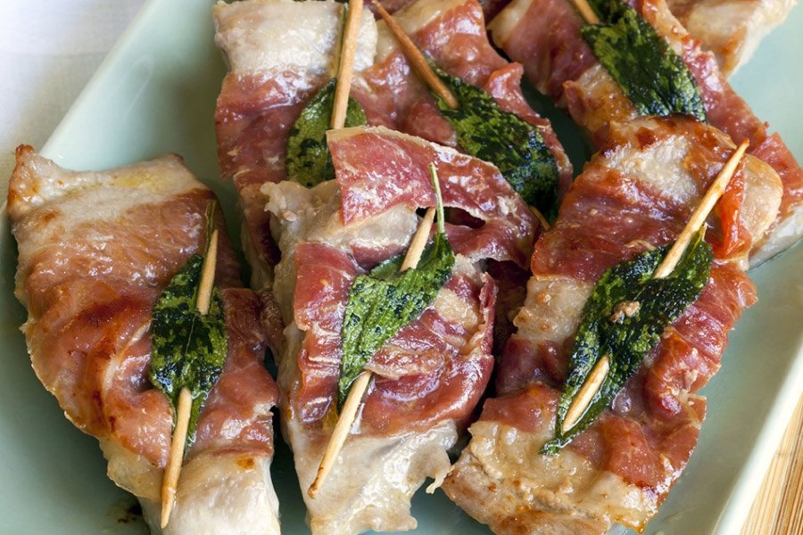 Küche Toskana Italien Fleischröllchen mit Schinken saltimbocca
