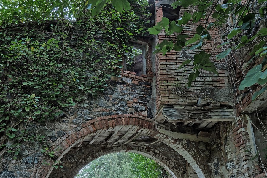 Ruine Toskana im Wald aus Mittelalter Bagni San Michele
