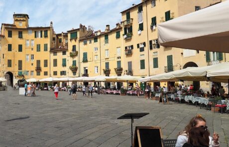 Toskana Stadt Lucca Piazza mit Bars und Restaurants