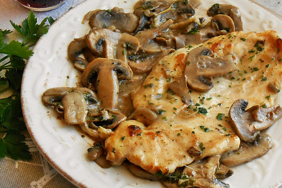Küche Toskana Italien Hauptspeise Fleisch mit Pilzen
