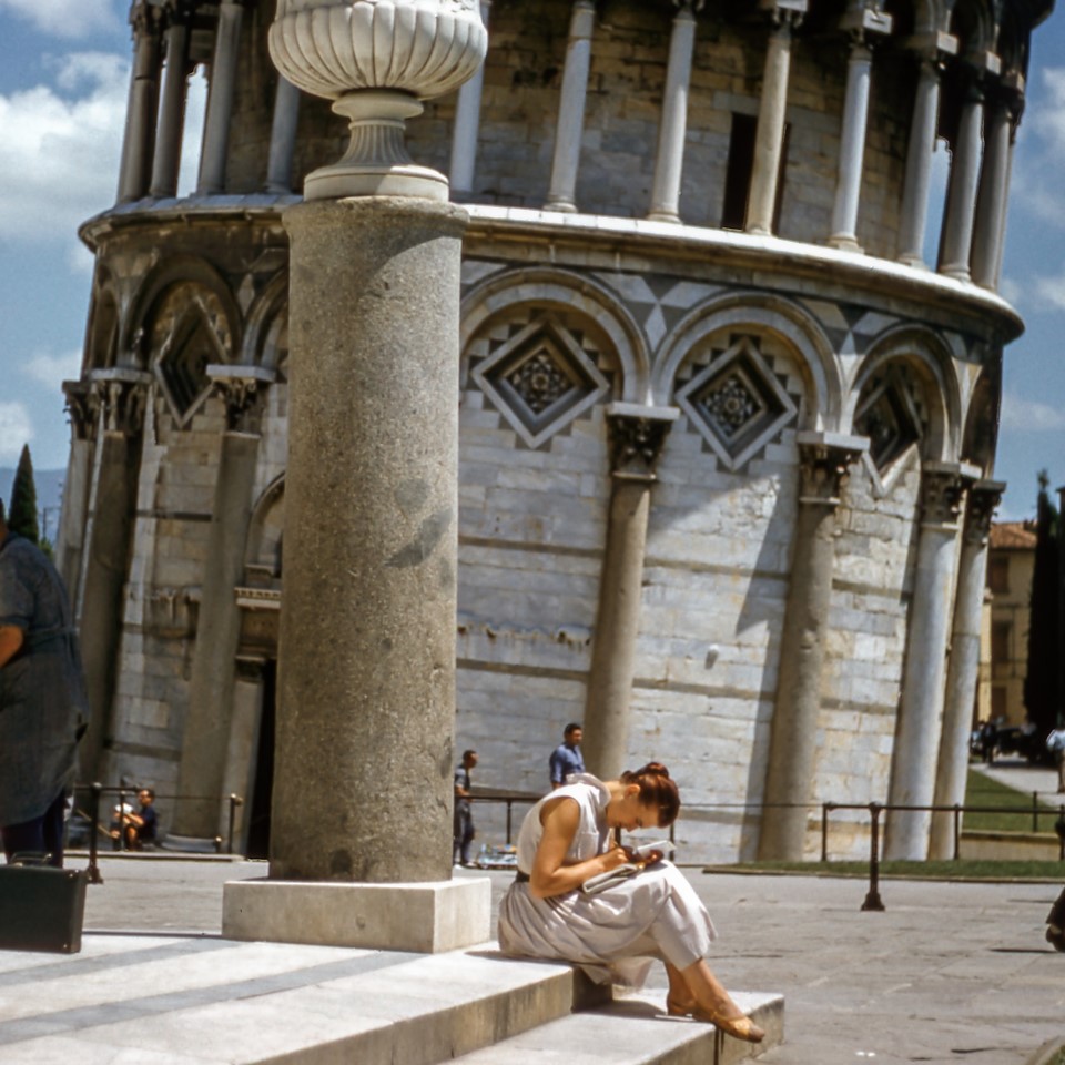 Otium Toskana Frau schreibt vor schiefer Turm Pisa