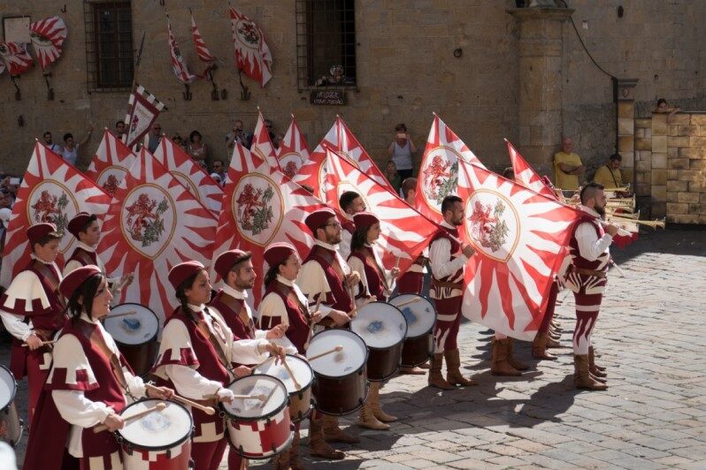 Festspiele Toskana Volterra Trommler in Kostümen