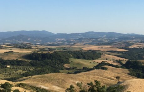 Toskana Landschaft Fiat 500 auf Kurven bei Volterra San Gimignano