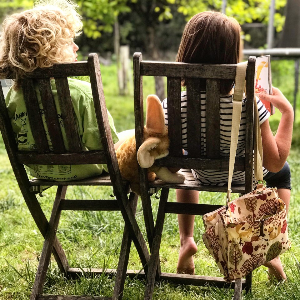 Familienurlaub Toskana Kinder im Garten mit Tier