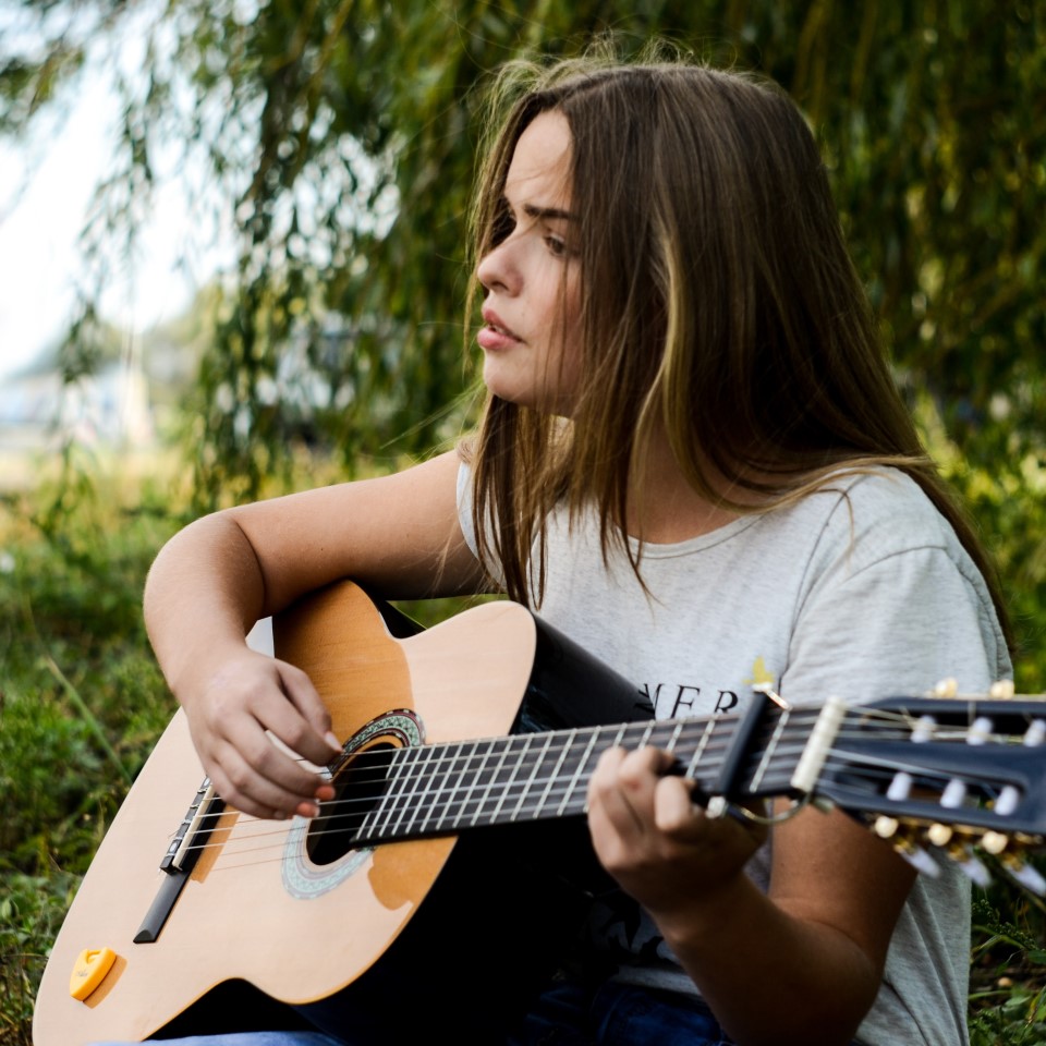 Kreativurlaub Toskana Mädchen mit Gitarre spielt Musik