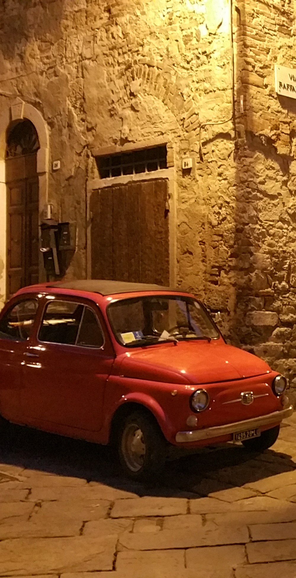 Italien Stadt Fiat 500 in Suvereto Altstadt