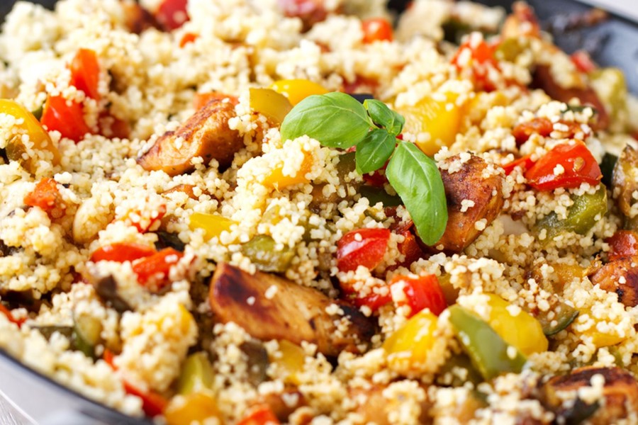 Küche Toskana Italien Couscous mit Hühnchen und Gemüse