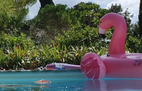 Toskana ausruhen im Pool mit rosa aufblasbare Ente