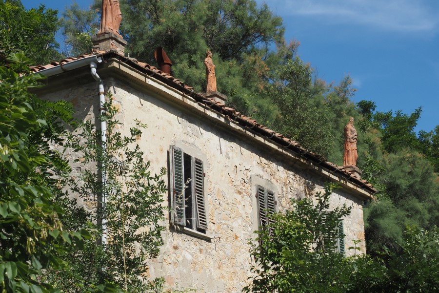 Ruinen Toskana altes Haus mit Statuen im Wald