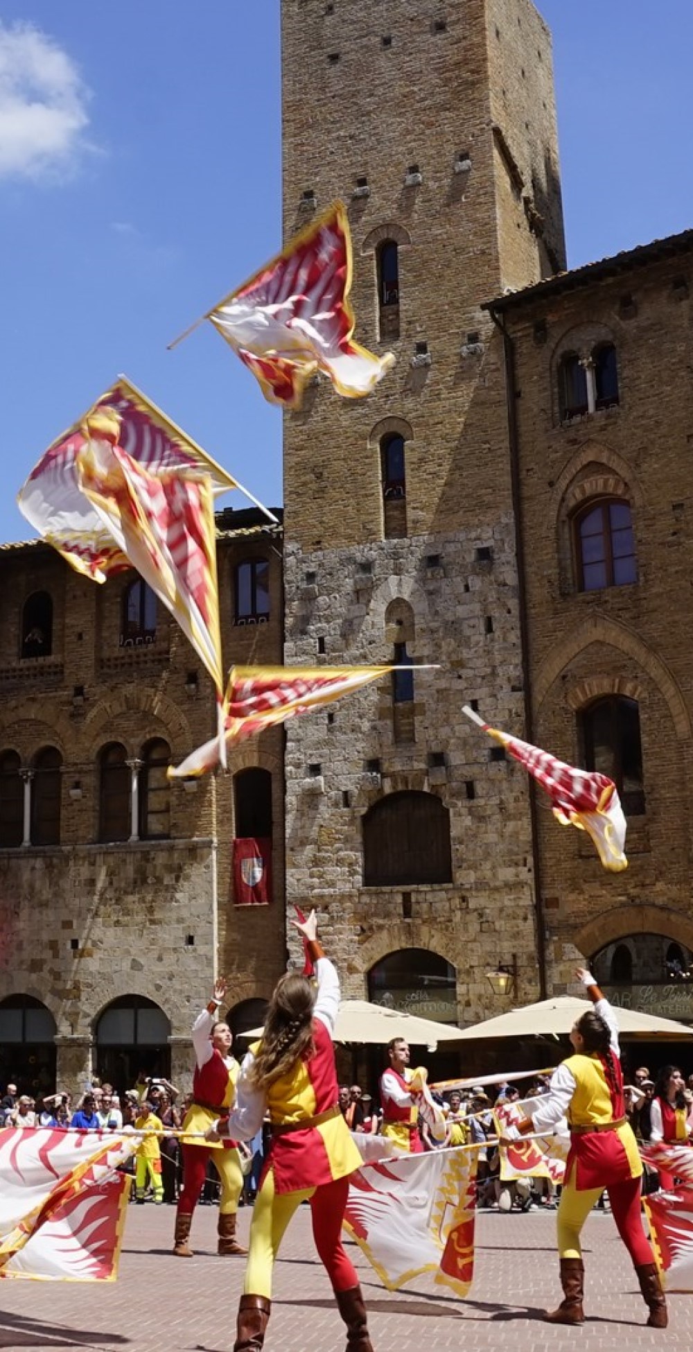 Festspiele Toskana San Gimignano Fahnen Kostüme
