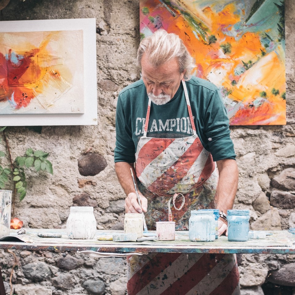 Maler in der Toskana Künstler vor Haus mit Bildern