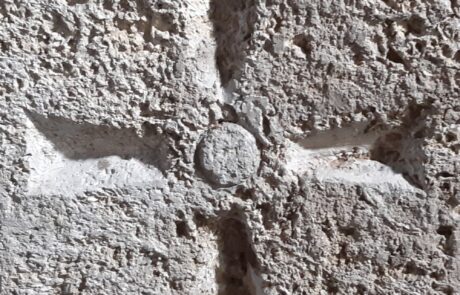 Sehenswürdigkeiten Toskana Kreuz in Kirchenmauer