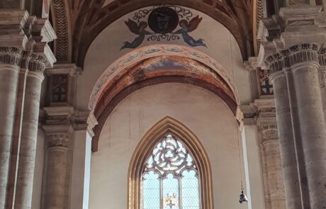 Sehenswürdigkeiten Toskana Kirche mit Fenster und Altar