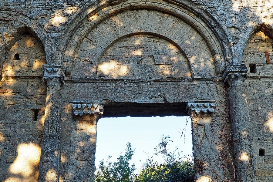 Ruine Toskana Kirche Portal im Wald San Dalmazio
