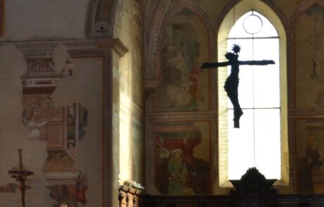 Sehenswürdigkeiten Toskana Kirche mit Altar und Kreuz
