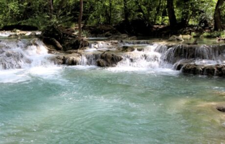 Baden Toskana Wasserfälle und Fluss im Wald