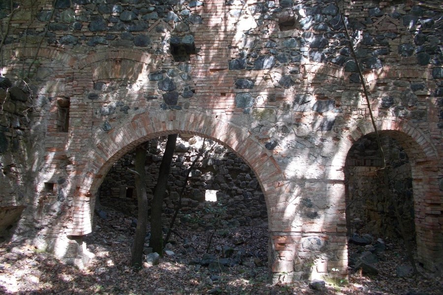 Ruine Toskana altes Haus im Wald überwuchert