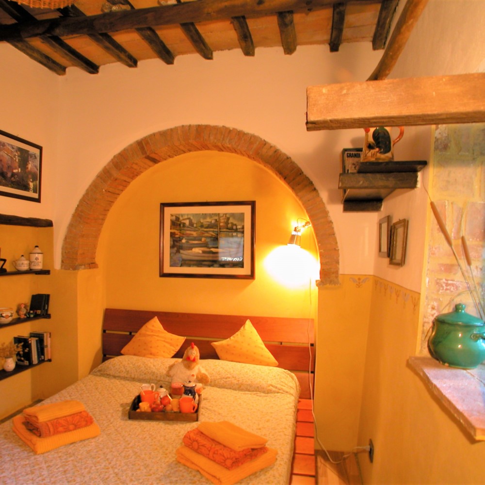 Room with double bed in a holiday home in Siena, Italy
