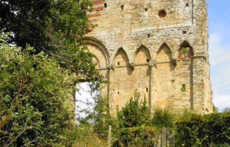 Wandern Toskana Ruine einer Kirche im Wald bei Volterra