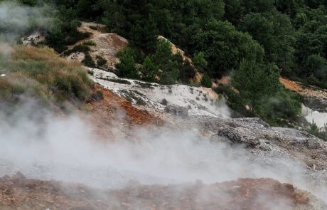Wandern Italien natürliche Dampfvorkommen im Wald